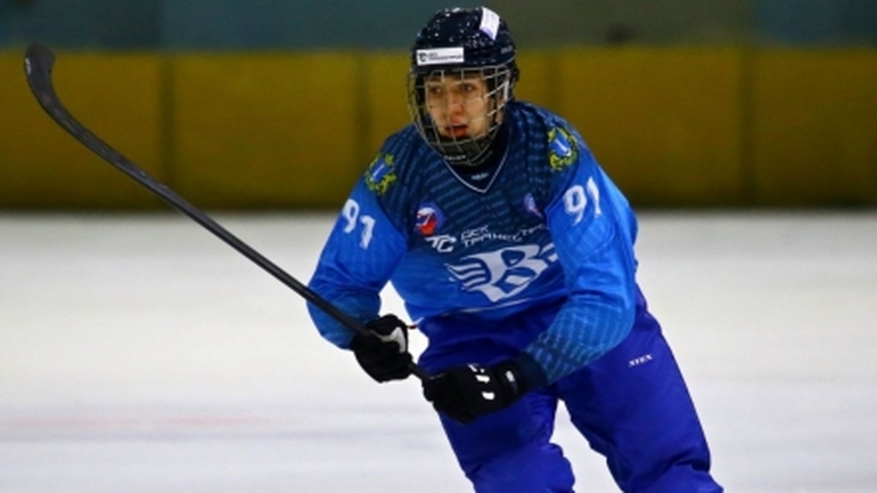 Ульяновский хоккеист готовится к международным вызовам Полузащитник ульяновской "Волги" Семён Плюха по...