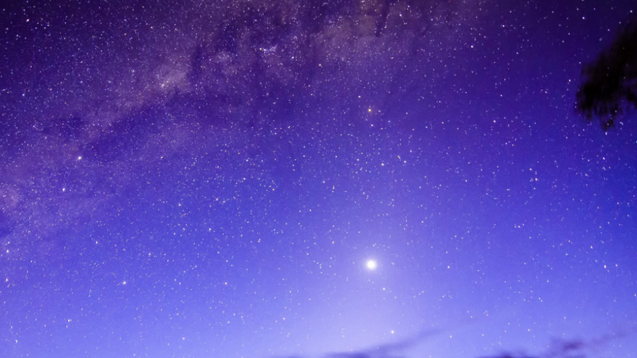 К Земле приближается межзвездный объект 3I/ATLAS Межзвёздный объект 3I/ATLAS движется по нестанд...