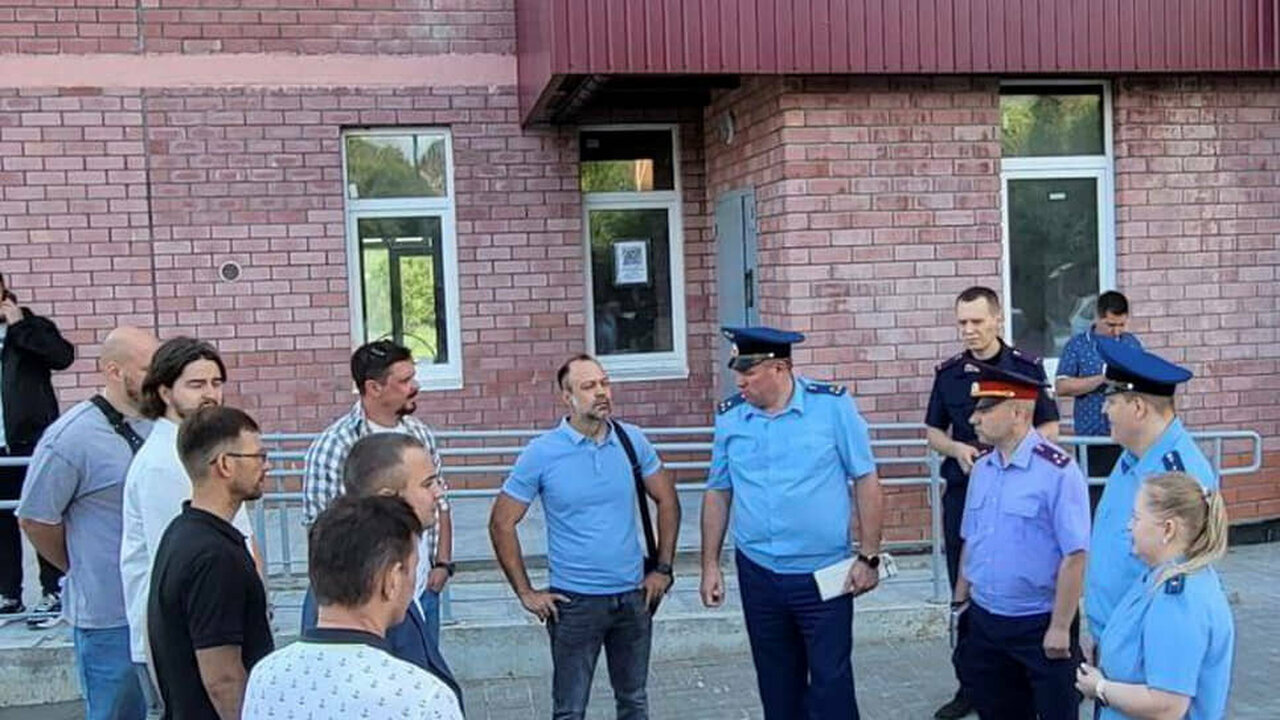 Жители нового многоквартирного дома № 27 по ули...