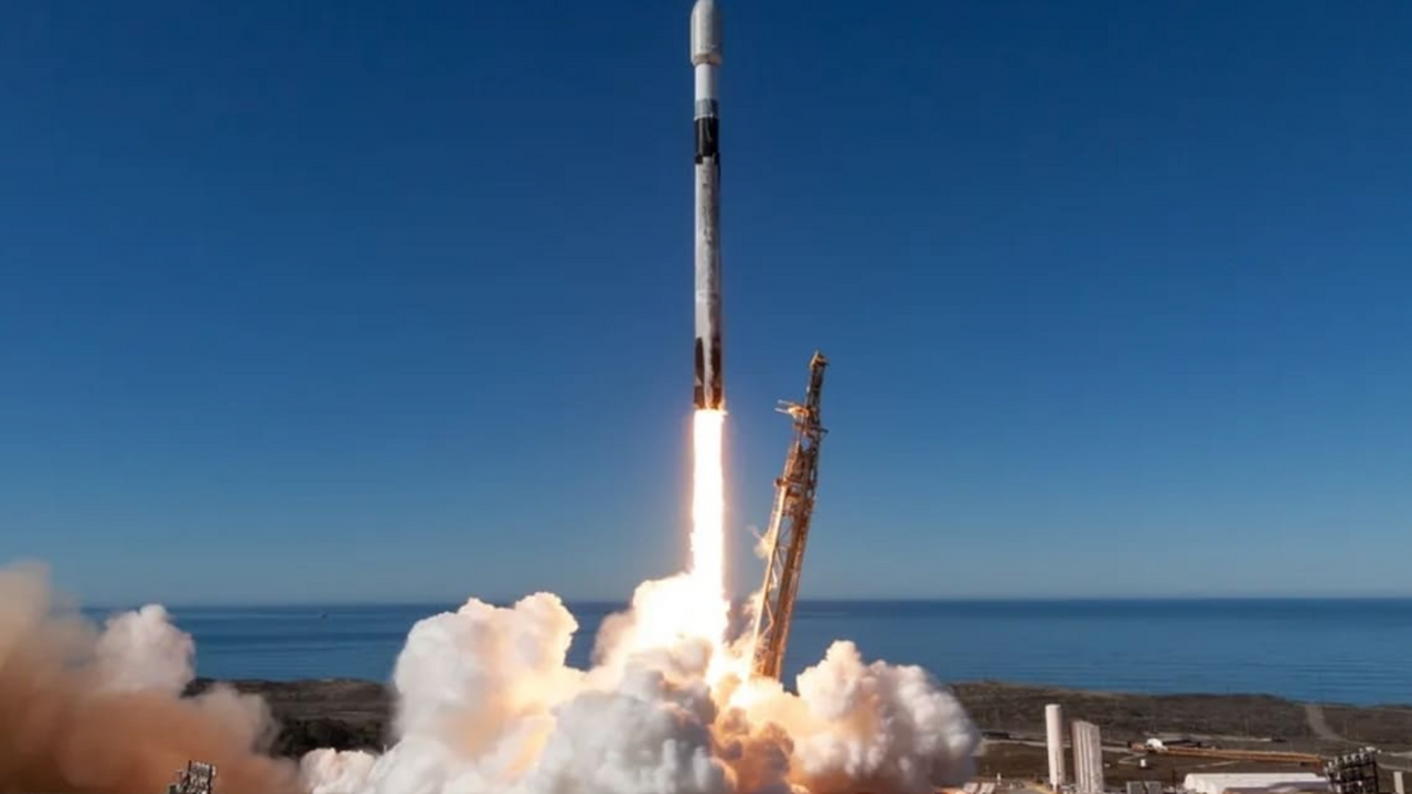 SpaceX вывела на орбиту 119 спутников за один запуск Ракета Falcon 9 успешно стартовала с базы косми...