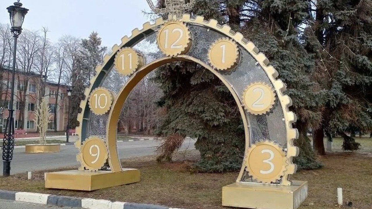 Ульяновск преображается к Новому году: городские пространства обретают праздничный вид Ульяновск активно готовится к встрече Нового го...