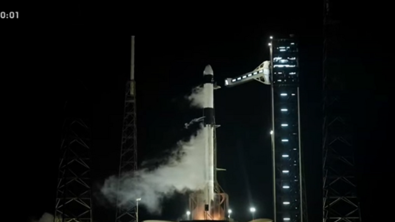 Космический корабль Crew Dragon успешно стартов...