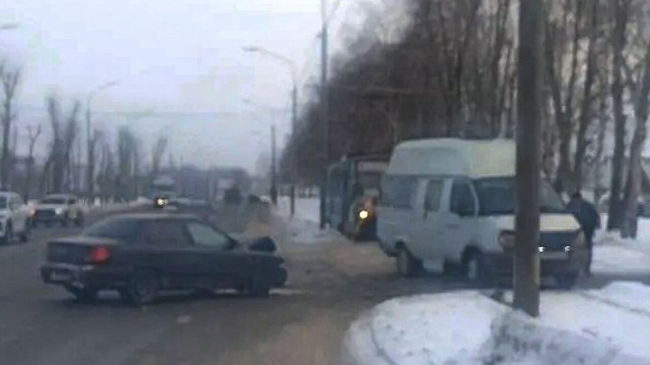 Трамваи парализовали движение на Московском шоссе в Ульяновске Утреннее ДТП в Засвияжском районе Ульяновска па...