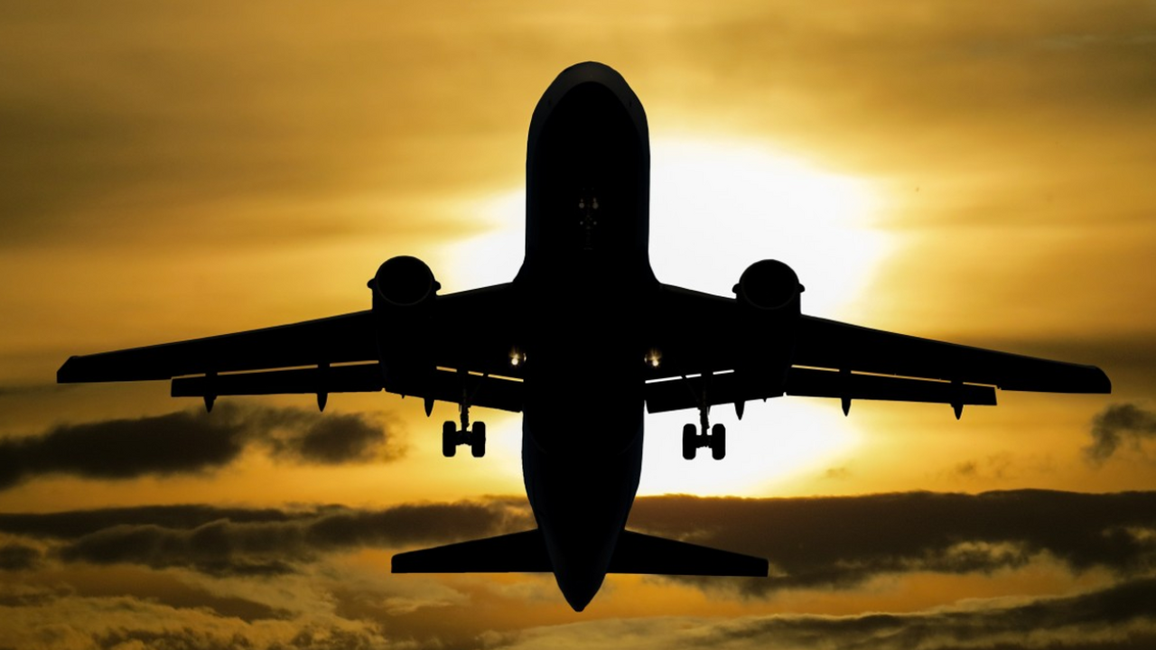 Пассажиры рейса Azur Air, направлявшегося из Ек...