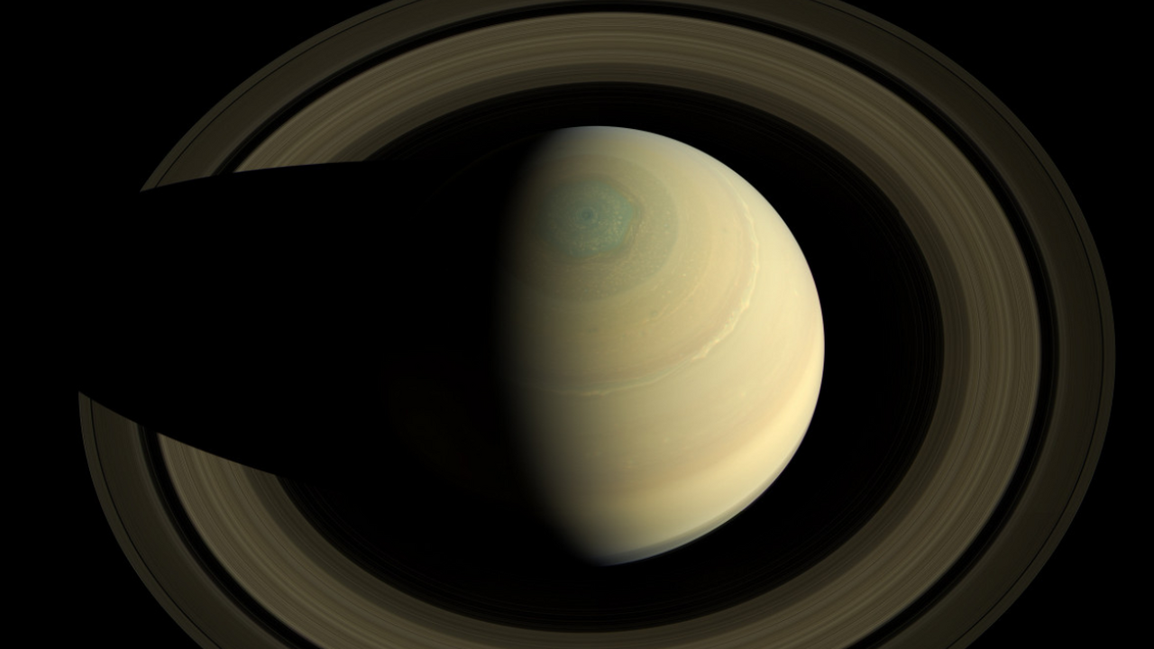 Долгое время считалось, что под ледяной коркой ...