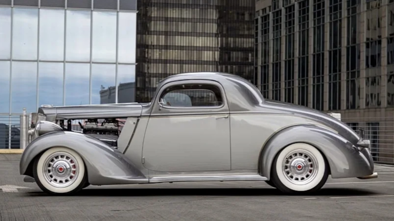 На аукционе коллекционных автомобилей внимание ...