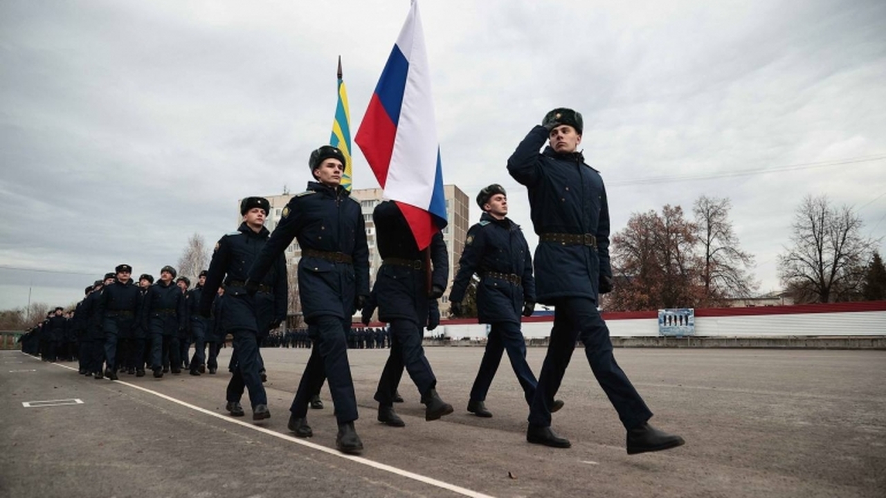 Небо Ульяновска вновь принимает будущих асов: возрождение авиационной школы Ульяновская земля вновь стала колыбелью для буд...