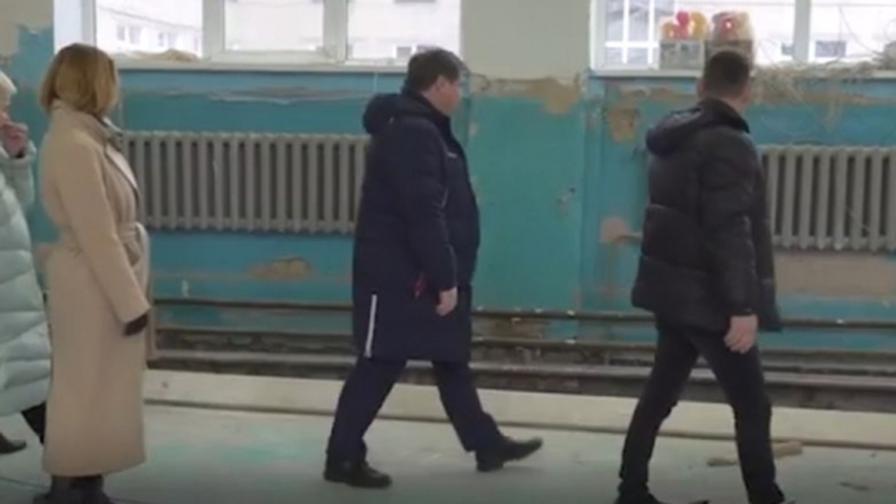В Ульяновске проверили ход капремонта школ Глава Ульяновска Александр Болдакин проинспекти...