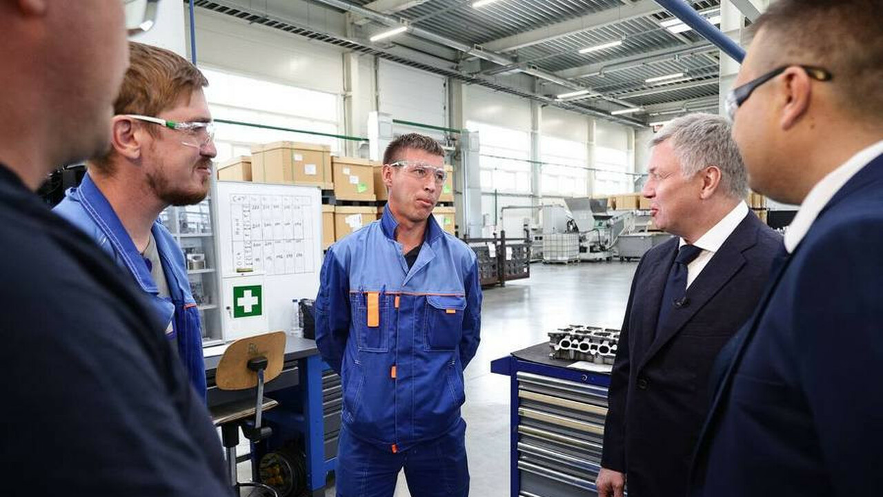 Русских посетил ульяновский завод, который начал делать автокомпоненты для Hyundai Wia Губернатор Ульяновской области Алексей Русских ...