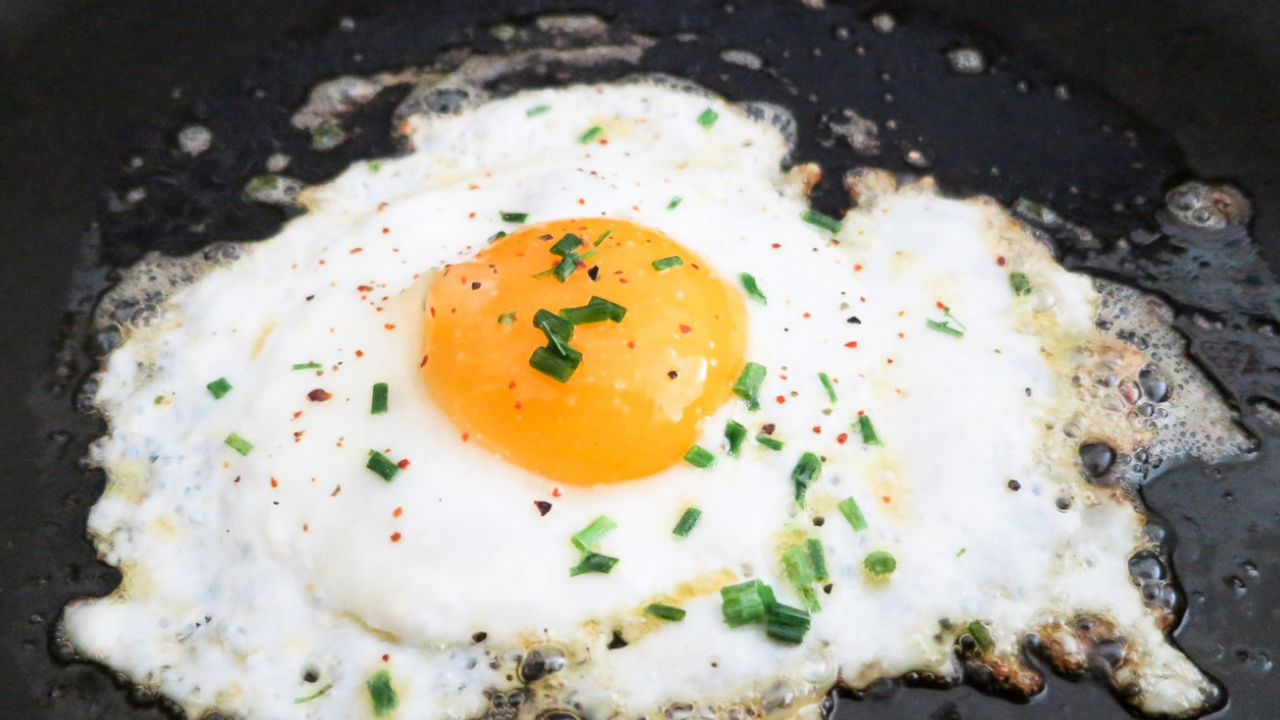Не просто жареные яйца, а королевская яичница: небанальный рецепт вкусного завтрака Попробуйте шакшуку — блюдо из яиц и томатов со ...