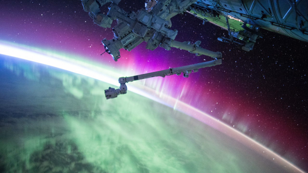 Историческое событие на орбите омрачено проблем...