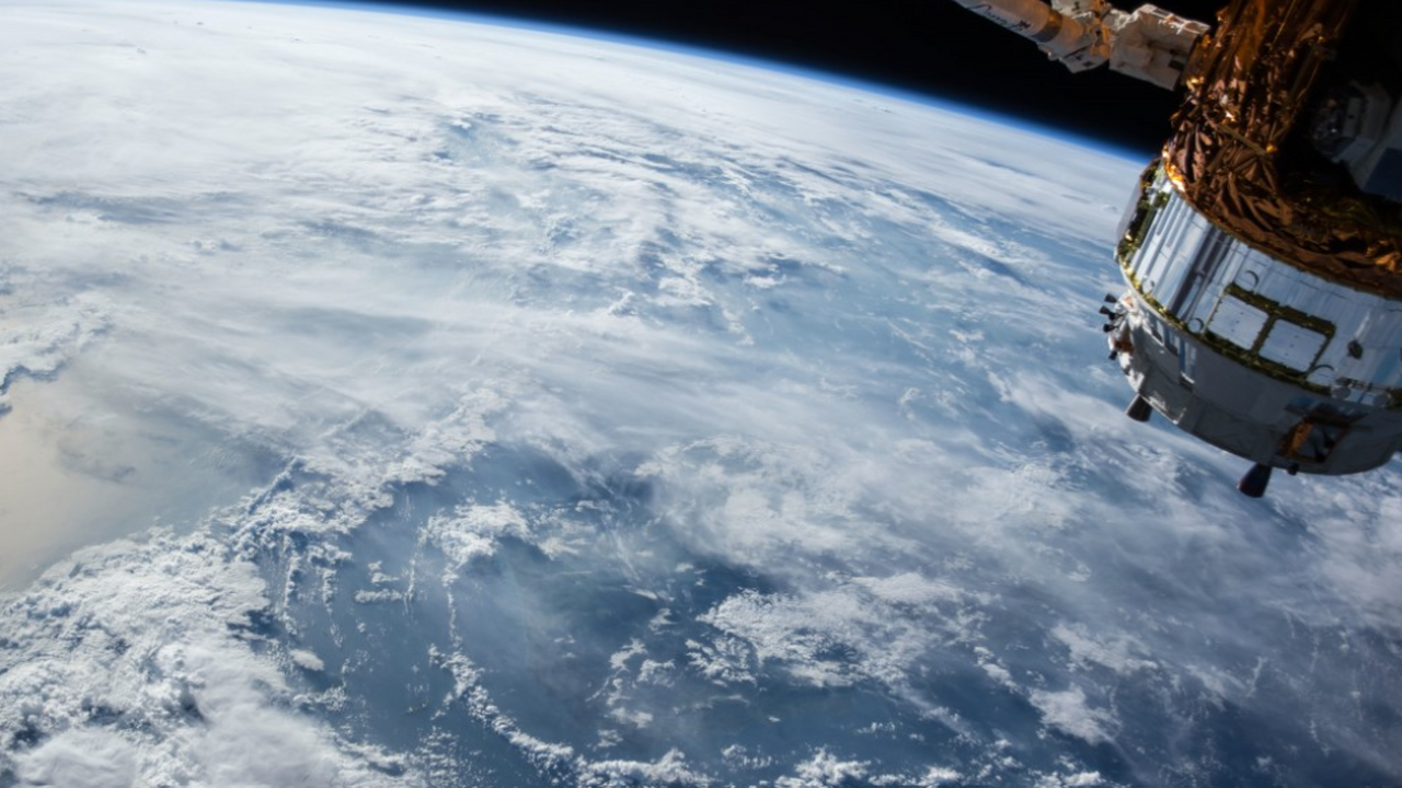 NASA протестирует защищенную спутниковую сеть SpaceX для дальней связи NASA планирует провести испытания спутниковой с...