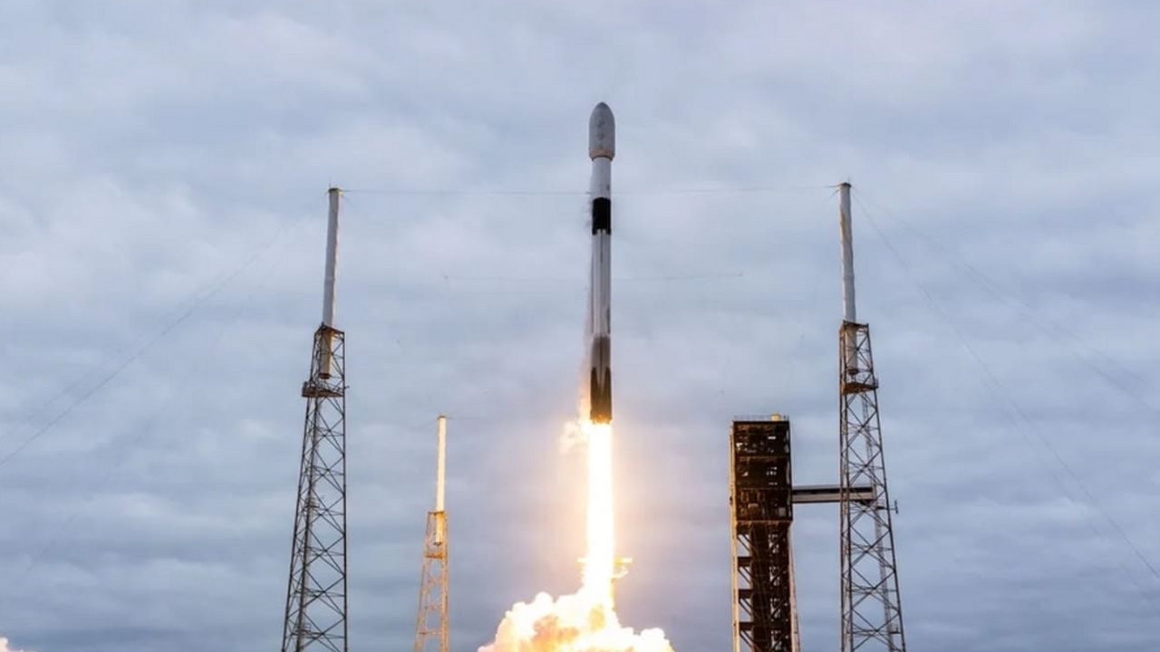 SpaceX вывела на орбиту более 10 тысяч спутнико...
