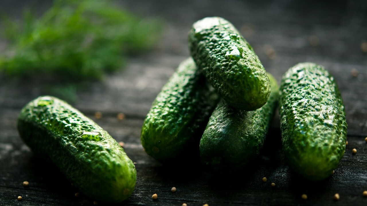 Как за 20 минут превратить переросшие огурцы в вкусные закуски по дедовскому рецепту Если у вас есть переросшие огурцы, не спешите и...