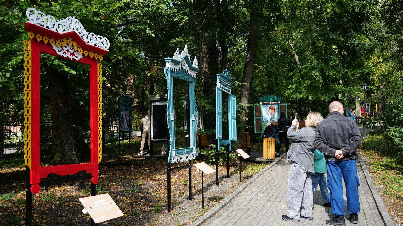 "Окна" в прошлое: Ульяновск открыл двери в мир деревянного кружева и искусства Во "Владимирском саду" Ульяновска развернулась ...