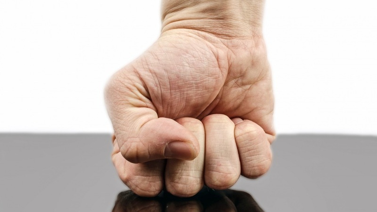 Инцидент в ульяновской школе: драка в классе вызвала резонанс Шокирующие кадры, появившиеся накануне в социал...