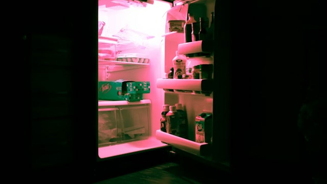 Неприятный запах в холодильнике — распространён...