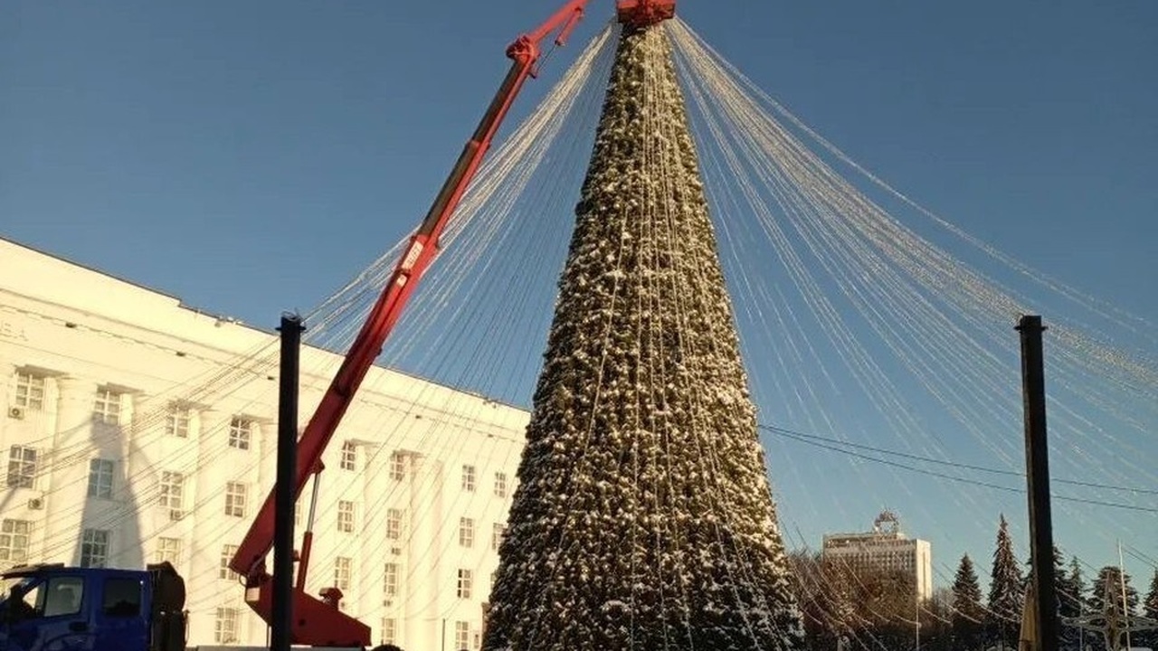 В Ульяновске начался демонтаж новогодних украше...