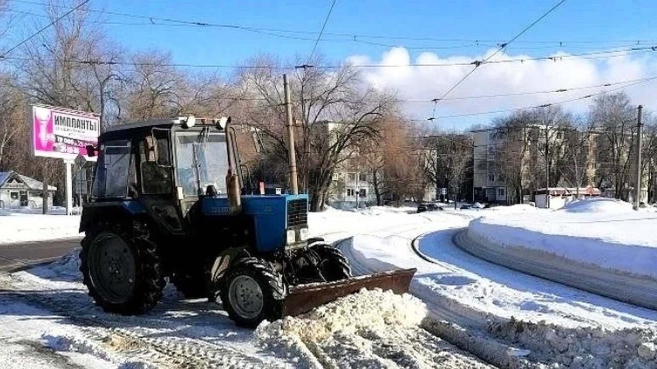 В Ульяновске во время праздников очищают рельсы и остановки трамваев В выходные и праздничные дни в Ульяновске комму...