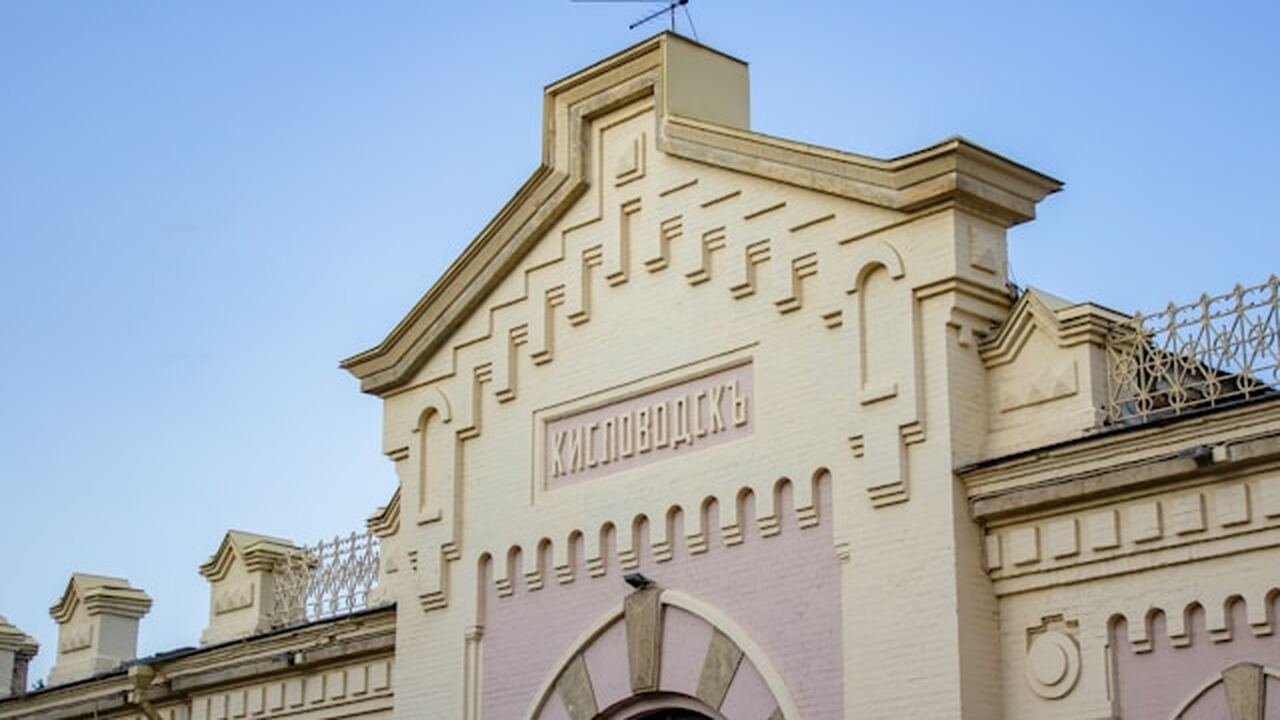 Найден российский курорт с чистым воздухом и европейской атмосферой: горы как в Альпах, дешевле, чем в Сочи Кисловодск остаётся менее известным по сравнени...