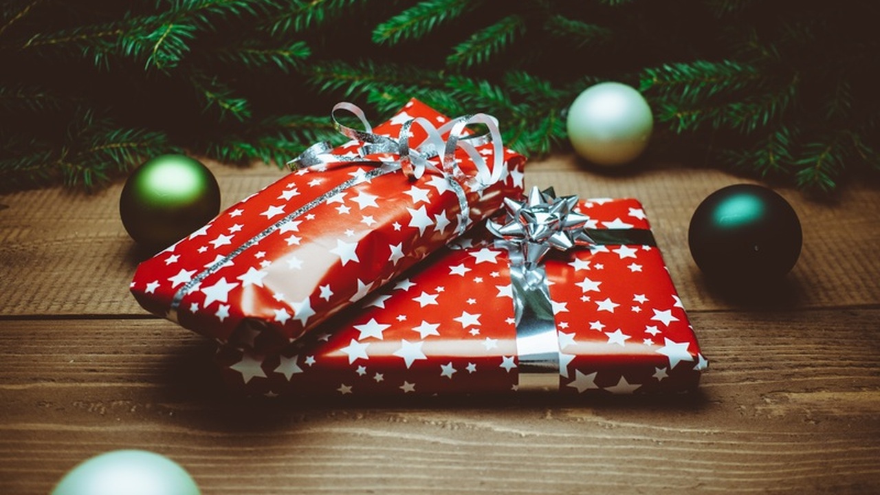 Традиция дарить подарки на Новый год имеет и об...