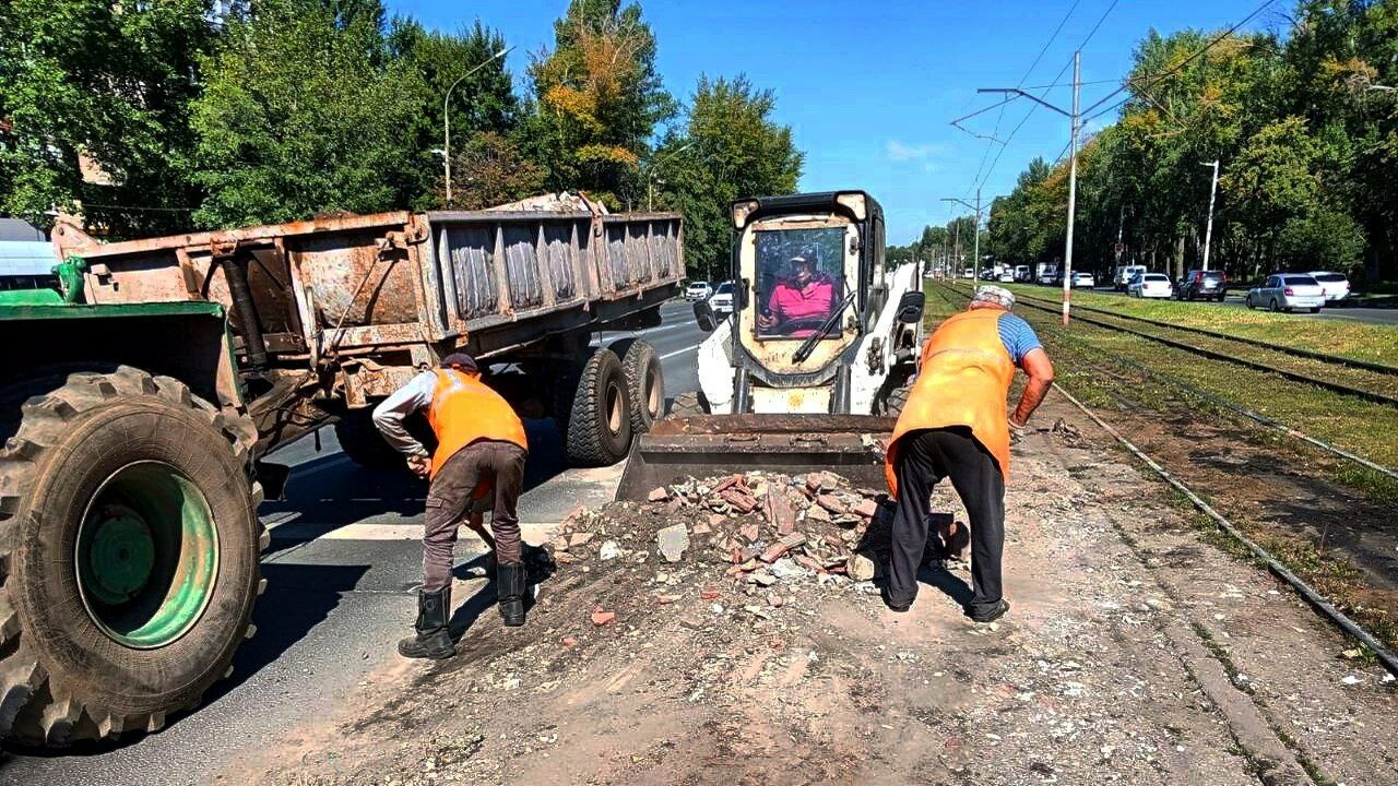 Пассажиры, ожидающие транспорт на остановке «Ул...