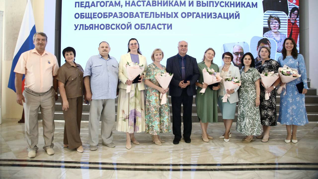 Алексей Русских вручил медали ульяновским выпускникам и поблагодарил педагогов Губернатор Ульяновской области Алексей Русских ...