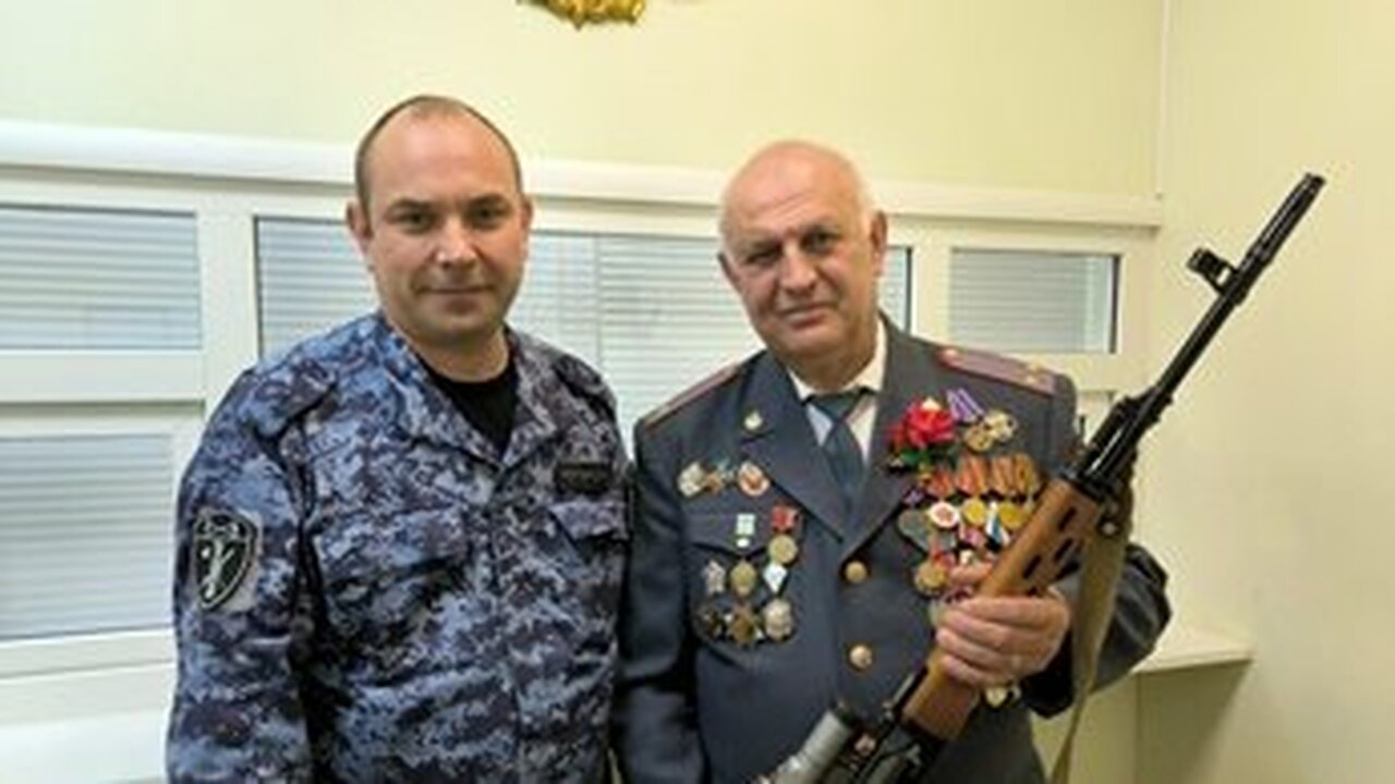 Ветеран Росгвардии из Ульяновска передал личный карабин для бойцов СВО Ветеран ульяновской Росгвардии, подполковник в ...