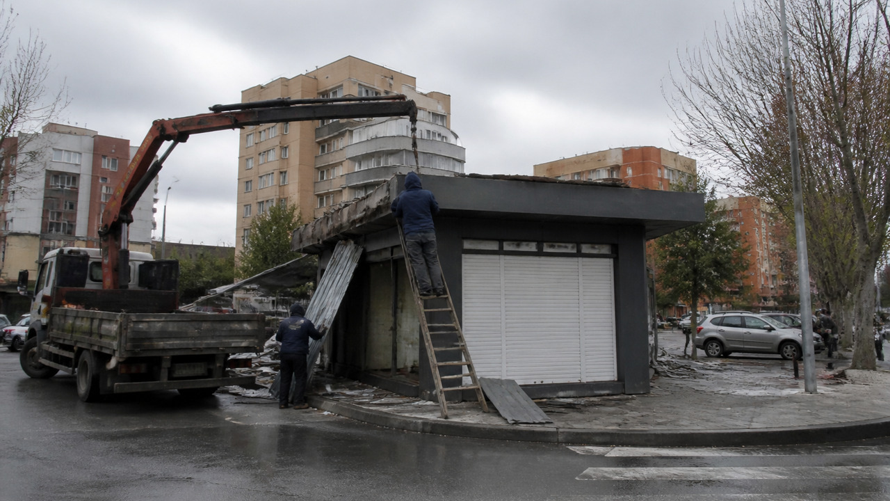 В Заволжье уберут самовольный киоск у остановки В Ульяновске на пересечении проспектов Созидате...