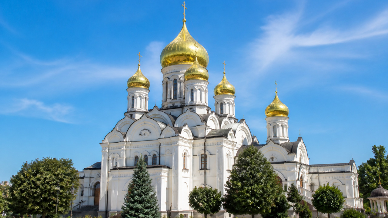 В новопостроенном Александро-Невском храме в За...