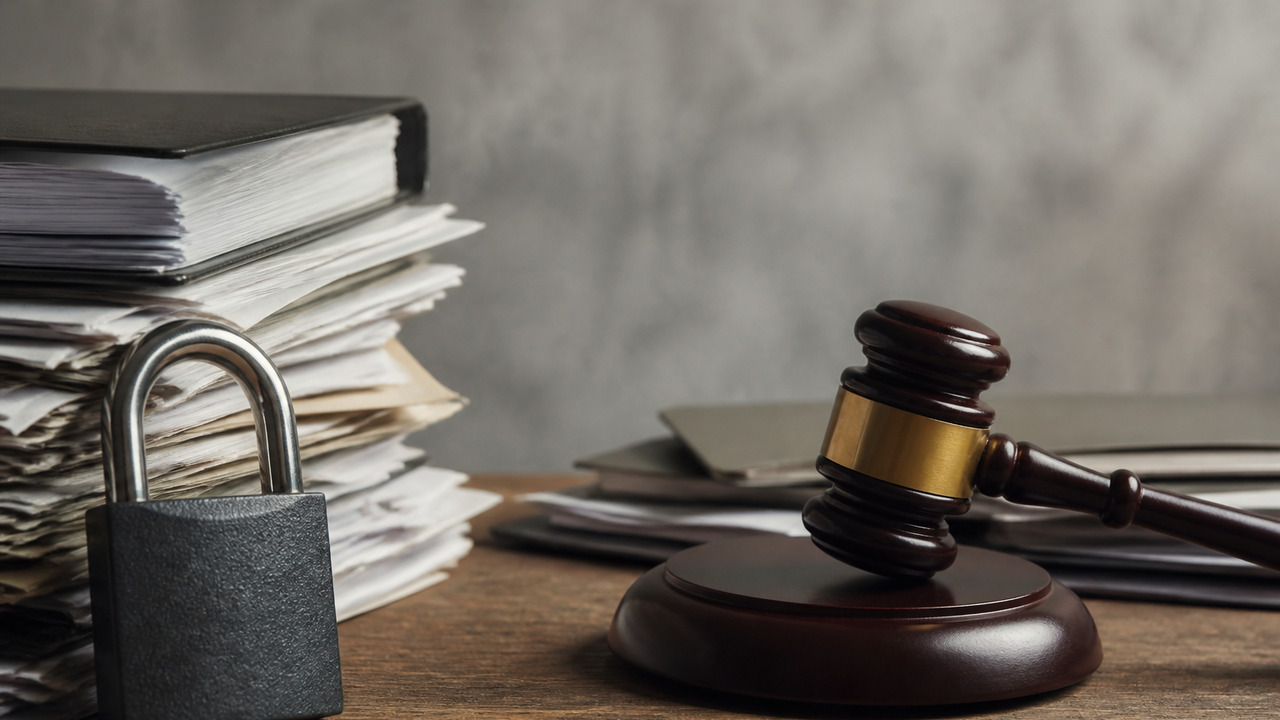 В Ульяновске суд отправил четверых фигурантов дела о незаконных переводах под домашний арест В Ульяновске суд отправил четверых фигурантов д...