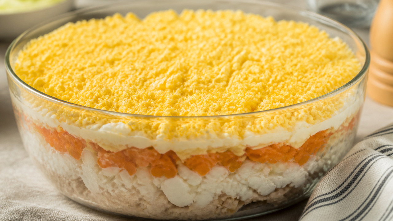 Советская «Мимоза» без картошки: секрет нежного вкуса Классический рецепт салата Мимоза без картофеля...