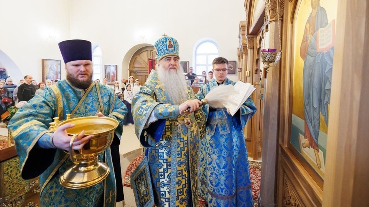 В храме Святой Живоначальной Троицы города Ново...