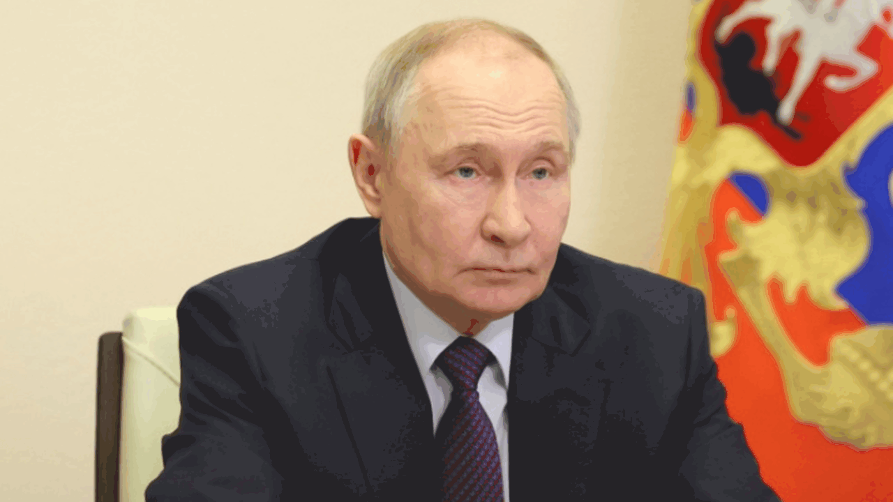 Президент России Владимир Путин перенес рабочую...