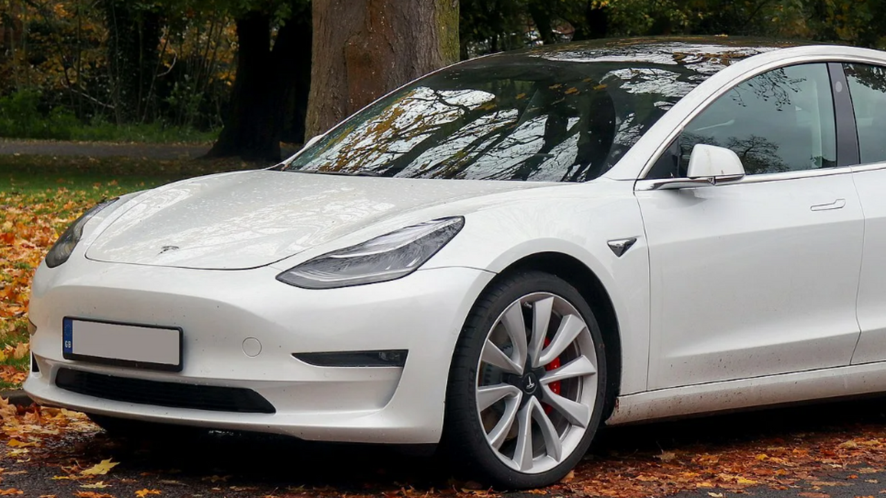 Tesla урезает электронику в новых авто ради снижения расходов Компания Tesla продолжает искать пути удешевлен...