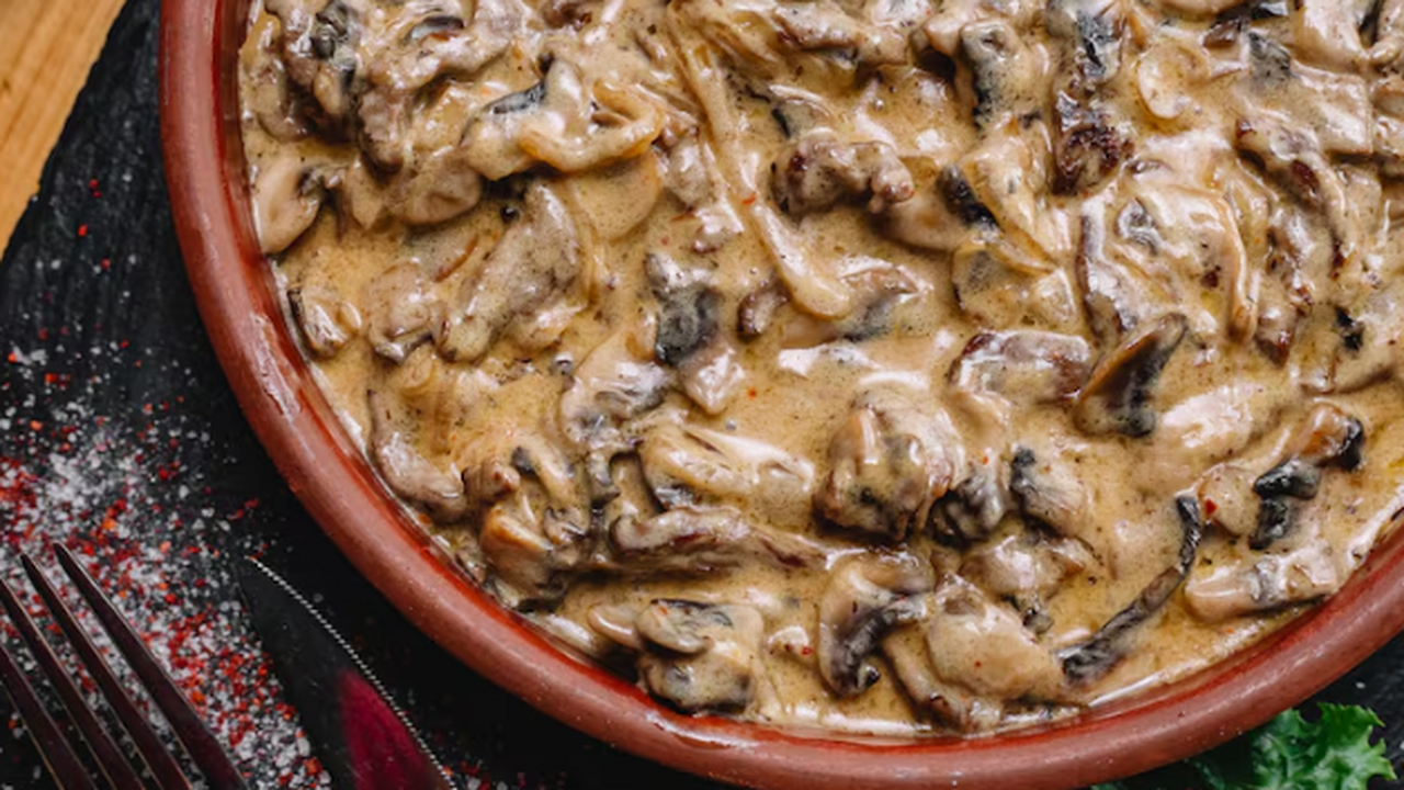 Грибная икра из лисичек с томатной ноткой: простой рецепт с красочным вкусом и безопасным хранением - совет от кулинарных экспертов Грибная икра из лисичек — душистая, универсальн...