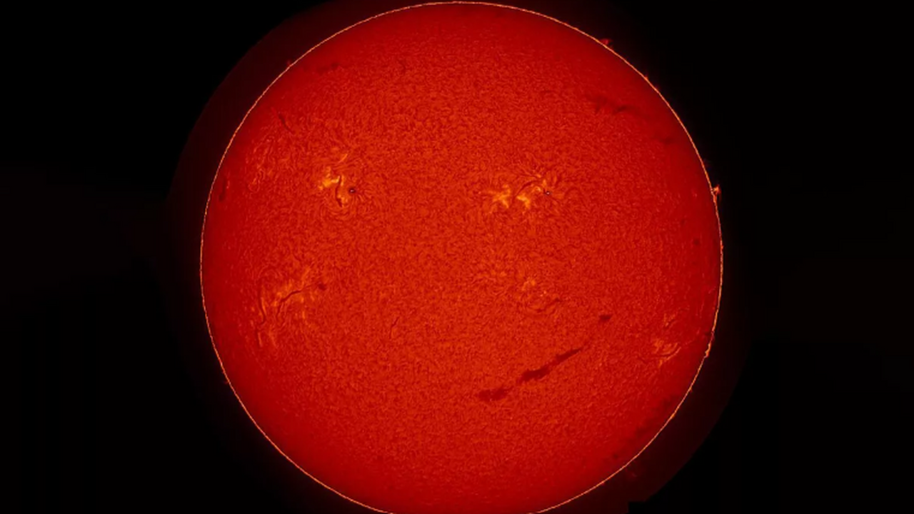 На поверхности Солнца образовалась необычная ка...