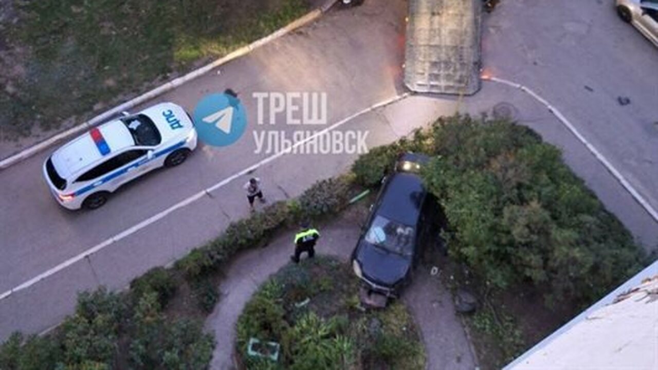 Неадекватный водитель в Ульяновске протаранил стену дома на Львовском бульваре Сегодня, 24 августа, в Заволжском районе Ульяно...