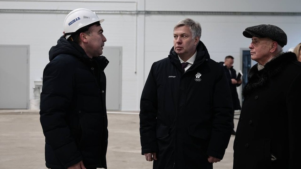 Ключи от новых квартир передали 12 семьям из Димитровграда Глава Ульяновской области Алексей Русских завер...