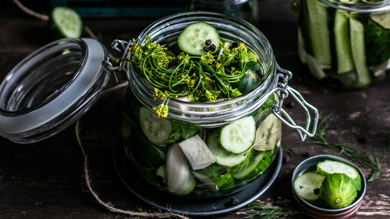 Маринованные огурцы по-венгерски: простой рецепт, хрустящая закуска Маринованные огурцы по-венгерски становятся нас...