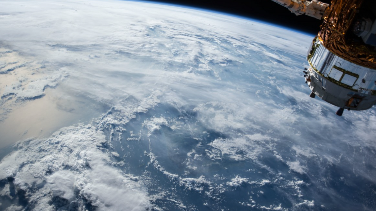 Астрономы, работающие с космическим телескопом ...