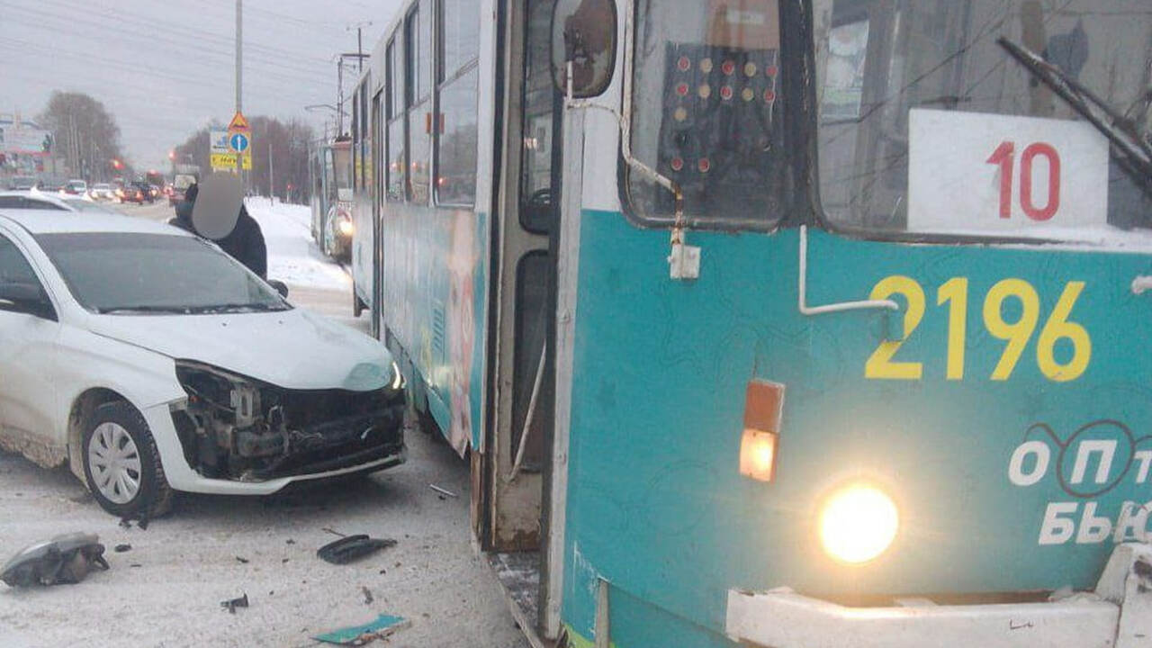 В Ульяновске на Московском шоссе «Лада» въехала...