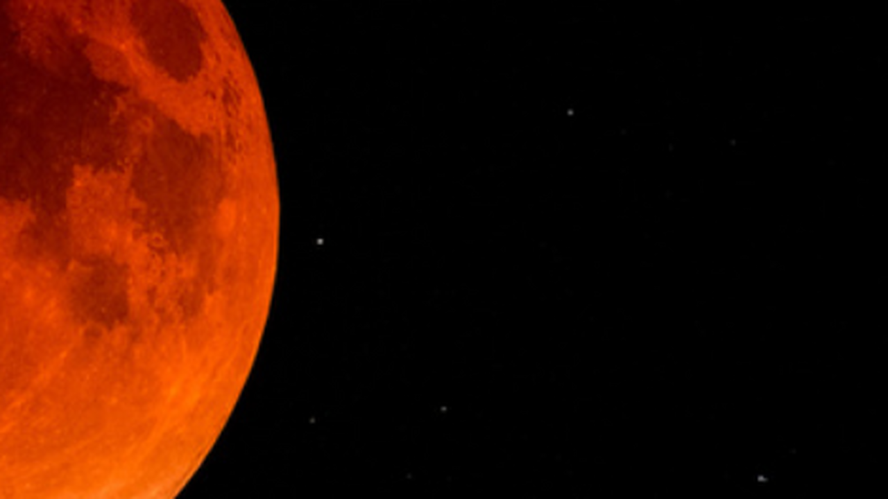 Жители Земли увидели редкое лунное затмение «Кровавая Луна» Во время полного лунного затмения спутник Земли...