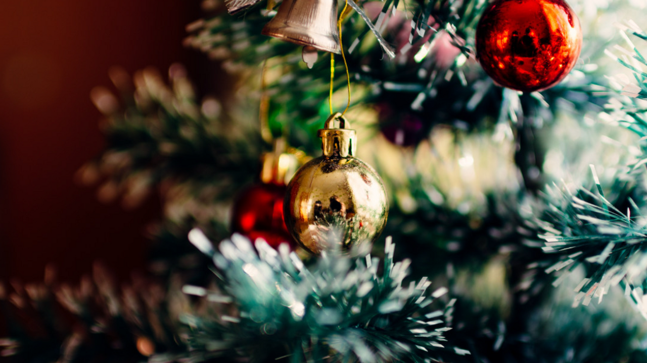 Когда лучше наряжать елку в декабре: даты для денег, любви и общего счастья Выбирать день для наряжания ёлки в декабре, по ...