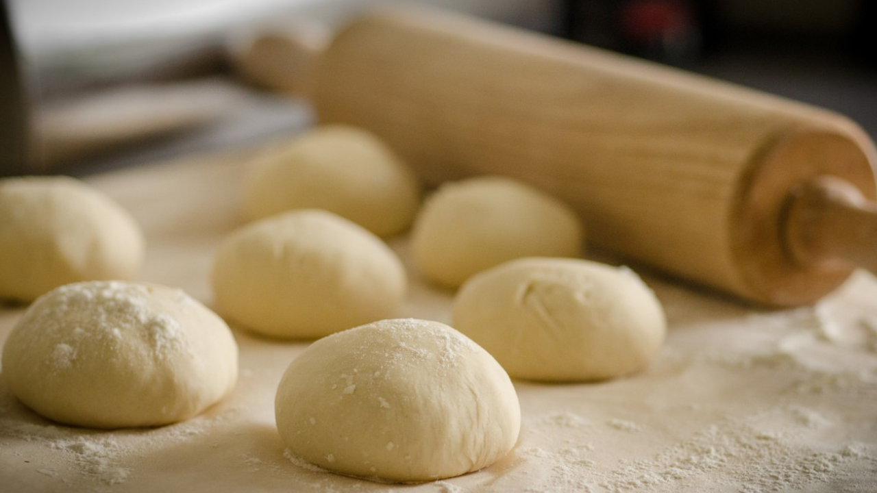 Добавьте эту приправу в тесто — и пирожки будут пахнуть, как из бабушкиной печи Чтобы выпечка пахла по-настоящему домашним уюто...