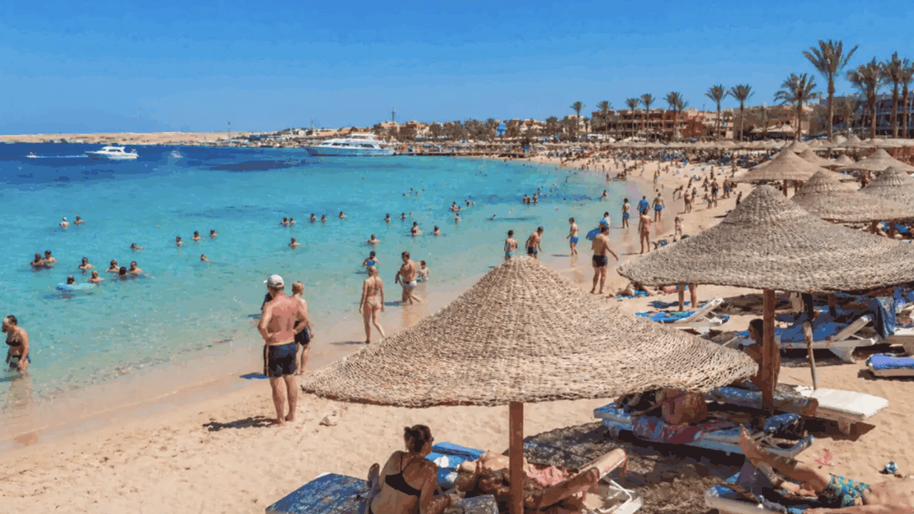 На популярных пляжах Хургады и Сафаги путешеств...