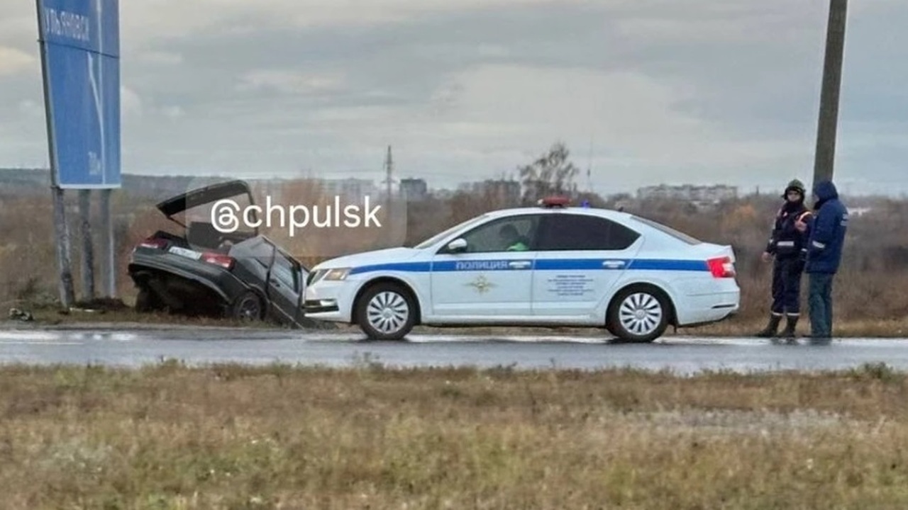 В Ульяновске ВАЗ слетел в кювет у Президентског...