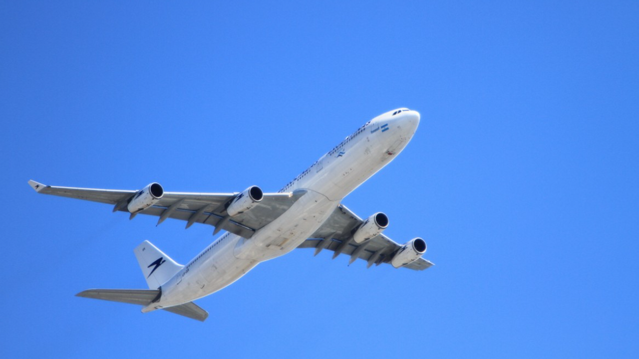 Эксперты объяснили, что такое сверхзвук и чему равна сверхзвуковая скорость Когда самолёт летит, он создаёт звуковые волны....