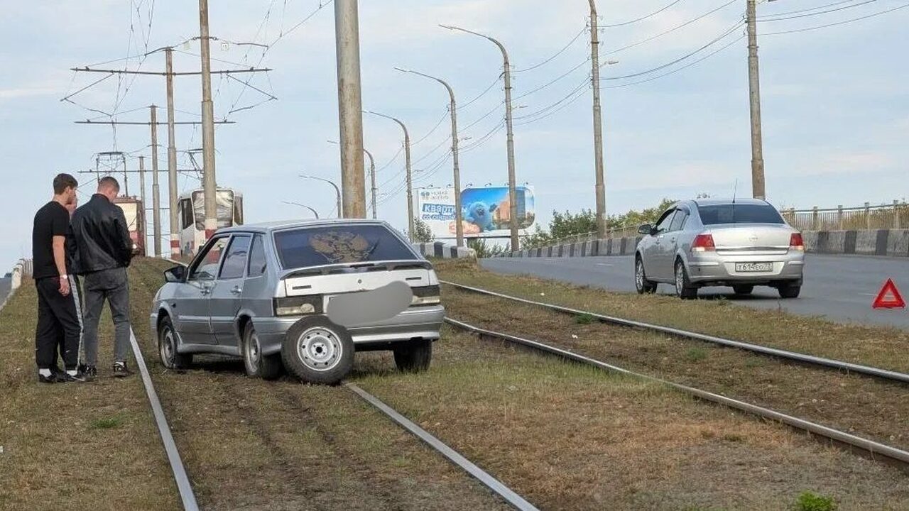 Легковой автомобиль оказался на трамвайных путях в Засвияжье на путепроводе Днем 20 сентября в Засвияжском районе Ульяновск...