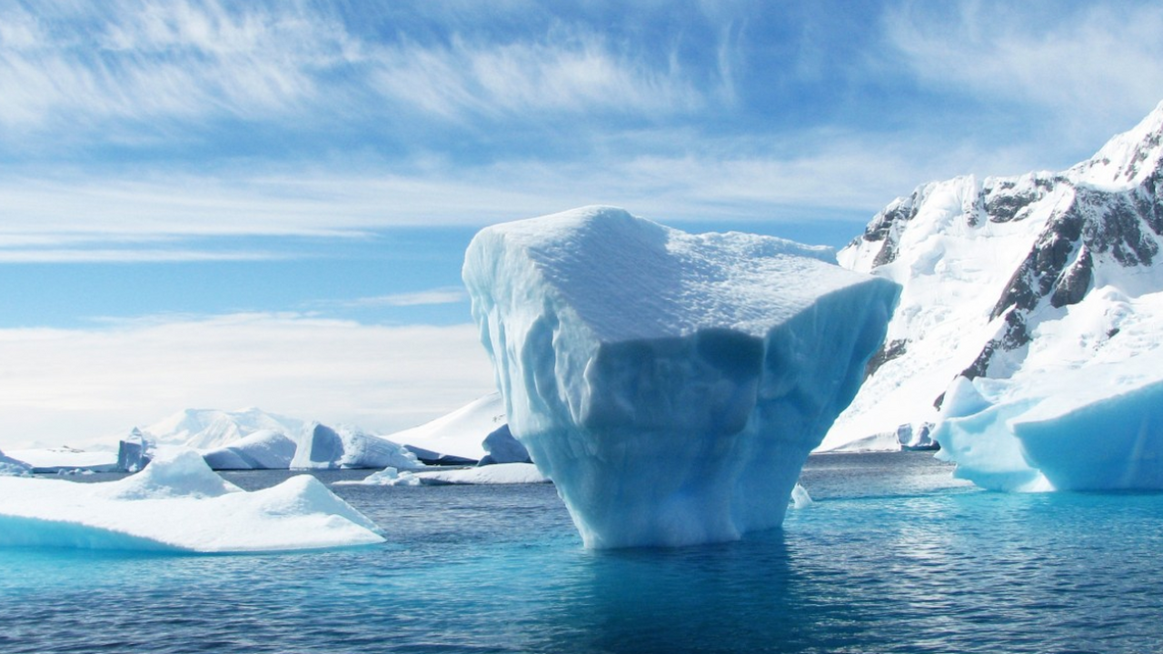 В глубинах Атлантического океана ученые обнаруж...